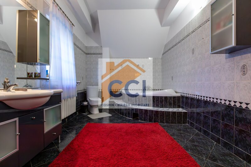 Bacau, proprietate exclusivista ultracentrala, eleganta, spatiu si rafinament.