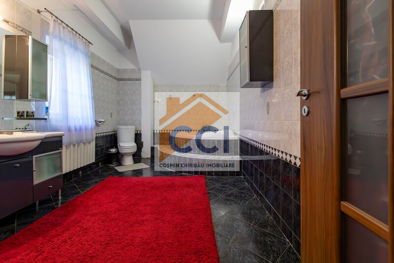 Bacau, proprietate exclusivista ultracentrala, eleganta, spatiu si rafinament.